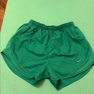 Women’s nike small tempo shorts